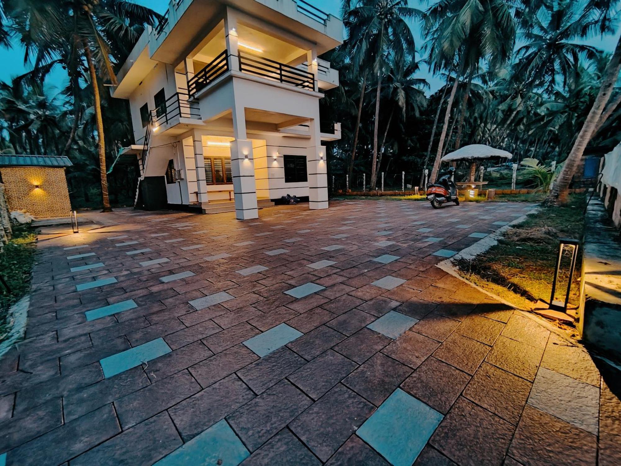 Corniche Beach Resort Mulappilangād Szoba fotó